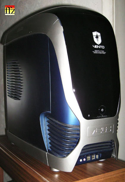 Einer von vielen : High-End-PC, auch ein Werk von K�nstler Frank F. Zilly aus Marxzell-Schielberg. Der (Computer-)K�nstler Frank F. Zilly, der seit 1994 an Computer-Eigenbauten in virtuellen R�umen digitale Kunst-Werke fertigt, ist ein gelernter Computer-Spezialist mit jahrzehntelanger Erfahrung quer durch alle Techniken und Entwicklungen und hocheffiziente, rundum solide PC-Technik in individuell nach Verwendungszweck von ihm gebauten Ger�ten ist immer noch ein Hobby des gelernten Elektronikers. Wer ihn zum Freund hat muss keine PC-Probleme f�rchten. Nicht ohne Grund nennt man ihn in Anlehnung an die Asterix-Geschichten auch  "I D E f i x" , was computerseitig gem�� den zwei Silben dieses Wortes auf Zweierlei zur�ckgeht : Zum Einen auf den Vorg�nger des heutigen Datenbus-Standards S-ATA, welcher P-ATA hie�, jedoch weitaus bekannter war unter der Bezeichnung "IDE". Und zweitens auf die methodisch wie �berhaupt �berzeugende, flotte ("fix" eben) Arbeitsweise dieses Computer-Profis. Halbe Sachen (wie Pfusch und Murx aller Art) kosten am Ende das Doppelte, waren nie sein Ding. Und nicht anders denkt er heute als K�nstler ...