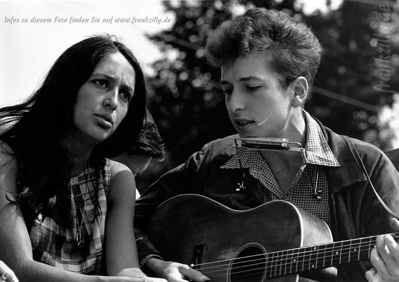 Joan Baez + Bob Dylan, beide 22 Jahre jung, am 28. August 1963 als aktive Teilnehmer beim "Marsch auf Washington" (March on Washington) der US-amerikanischen Brgerrechtsbewegung gegen die Rassentrennung (Civil Rights Movement), an dem ber 300.000 Menschen teilnahmen