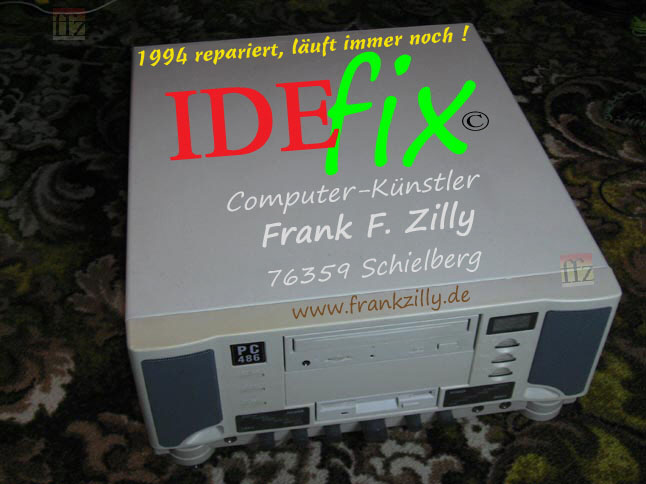 Nicht irgendeiner, sondern ein "PC 486 DX4-100" - Eigenbau von Knstler Frank F. Zilly aus Marxzell. In einem "Multimedia"-Gehuse jener Zeit. Nicht der lteste seiner Art in seiner Sammlung, aber der letzte einer ganzen ra, denn neue Standards von Gehuse- und Platinen-Layout, eine neue Prozessoren-Generation etc. etc. folgten ihm nach. Der DX4-100 war der schnellste 486er. Der (Computer-)Knstler Frank F. Zilly, der seit 1994 an Computer-Eigenbauten in virtuellen Rumen digitale Kunst-Werke fertigt, ist ein gelernter Computer-Spezialist mit jahrzehntelanger Erfahrung quer durch alle Techniken und Entwicklungen und hocheffiziente, rundum solide PC-Technik in individuell nach Verwendungszweck von ihm gebauten Gerten ist immer noch ein Hobby des gelernten Elektronikers. Wer ihn zum Freund hat muss keine PC-Probleme frchten. Nicht ohne Grund nennt man ihn in Anlehnung an die Asterix-Geschichten auch  "I D E f i x" , was computerseitig gem den zwei Silben dieses Wortes auf Zweierlei zurckgeht : Zum Einen auf den Vorgnger des heutigen Datenbus-Standards S-ATA, welcher P-ATA hie, jedoch weitaus bekannter war unter der Bezeichnung "IDE". Und zweitens auf die methodisch wie berhaupt berzeugende, flotte ("fix" eben) Arbeitsweise dieses Computer-Profis. "Halbe Sachen kosten am Ende das Doppelte." Pfusch und Murx aller Art waren nicht nur deshalb nie sein Ding. Mag der Laie die abgelieferte Arbeit eines Bodenlegers noch als gut oder schlecht einschtzen knnen, welcher Laie bekommt schon mit, was in einem PC hinter der GUI (grafische Benutzeroberflche) alles abgeht ? Und nicht anders denkt er (heute) als Knstler : Kann man sich - in Sachen Kunst, die vorgibt, etwas "bewegen" zu wollen gesellschaftlich (und dies selbstverstndlich nur zum Besseren fr das Gemeinwesen, die Gemeinschaft aller lebenden Menschen) - Bilder an die Wand hngen von Leuten, von denen man de facto nicht wei, was in ihnen alles ab- und vor sich geht ? Lassen Sie jede Person, die an Ihrer Tr klingelt, einfach gleich ins Haus, in Ihre Wohnung ein ? Warum dann die (gemalten) Bilder fremder, unbekannter Leute ?